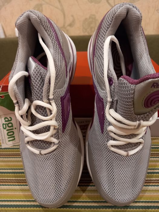 Новые кроссовки на девочку Reebok размер 39.