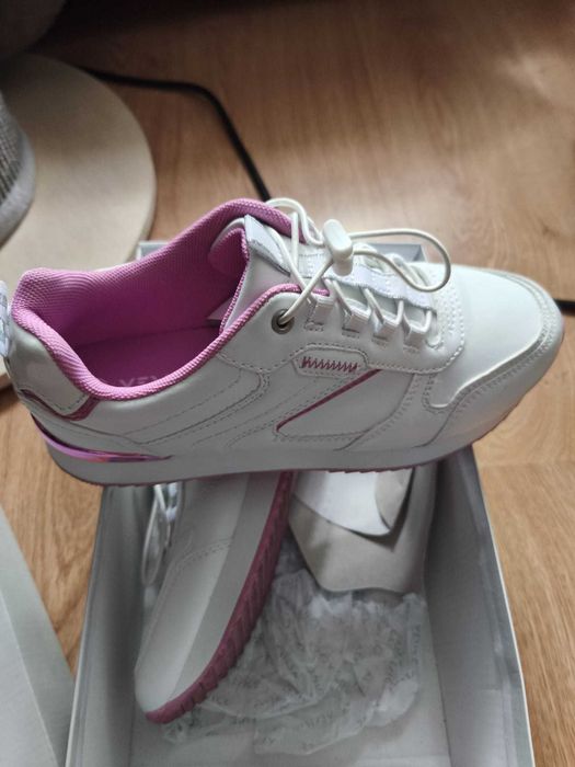 Buty sportowe białe z dodatkiem różu