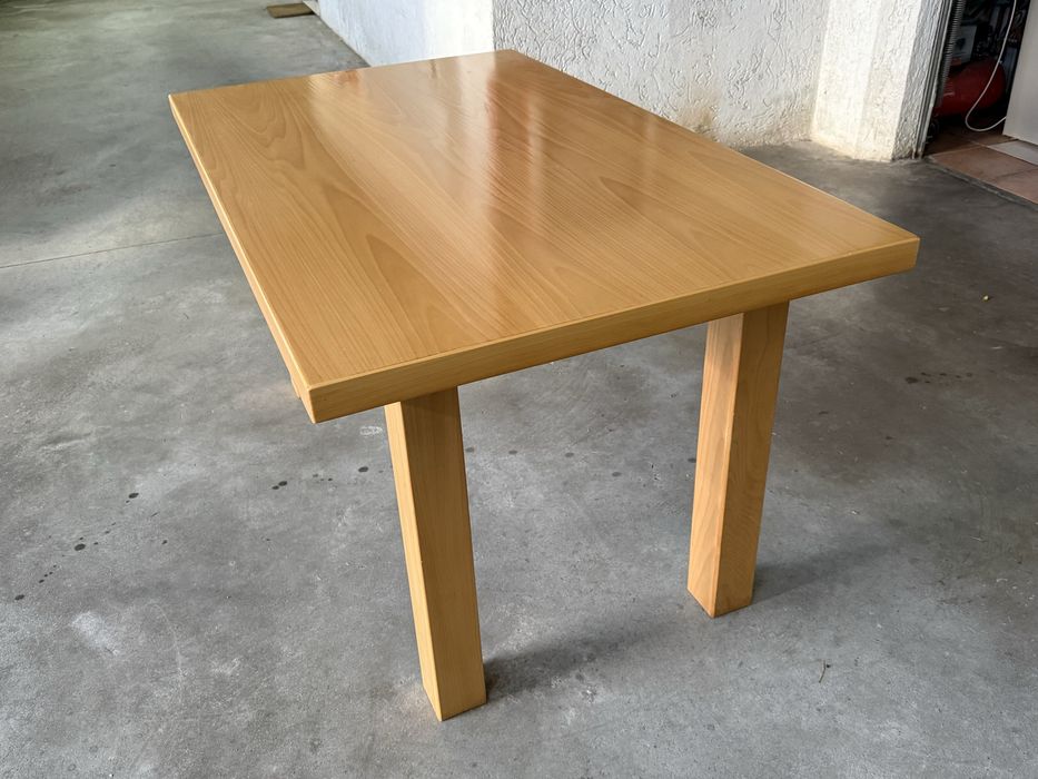 Mesa de jantar em madeira maciça