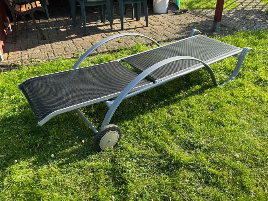 Leżak ogrodowy idealny na relaks.