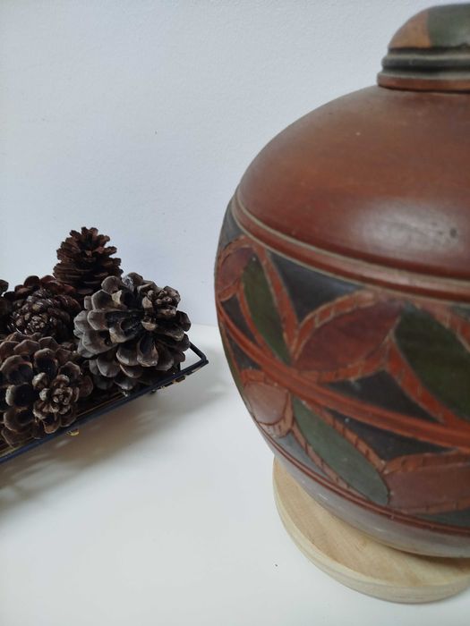 Pote decorativo étnico com tampa, em cerâmica, muito antigo