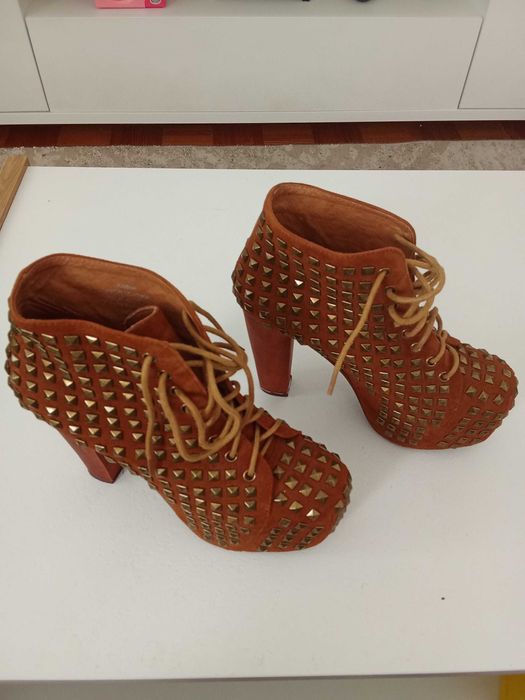 Botim de salto alto em camurça...