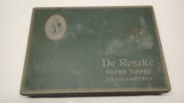 Caixas antigas de cigarros em chapa