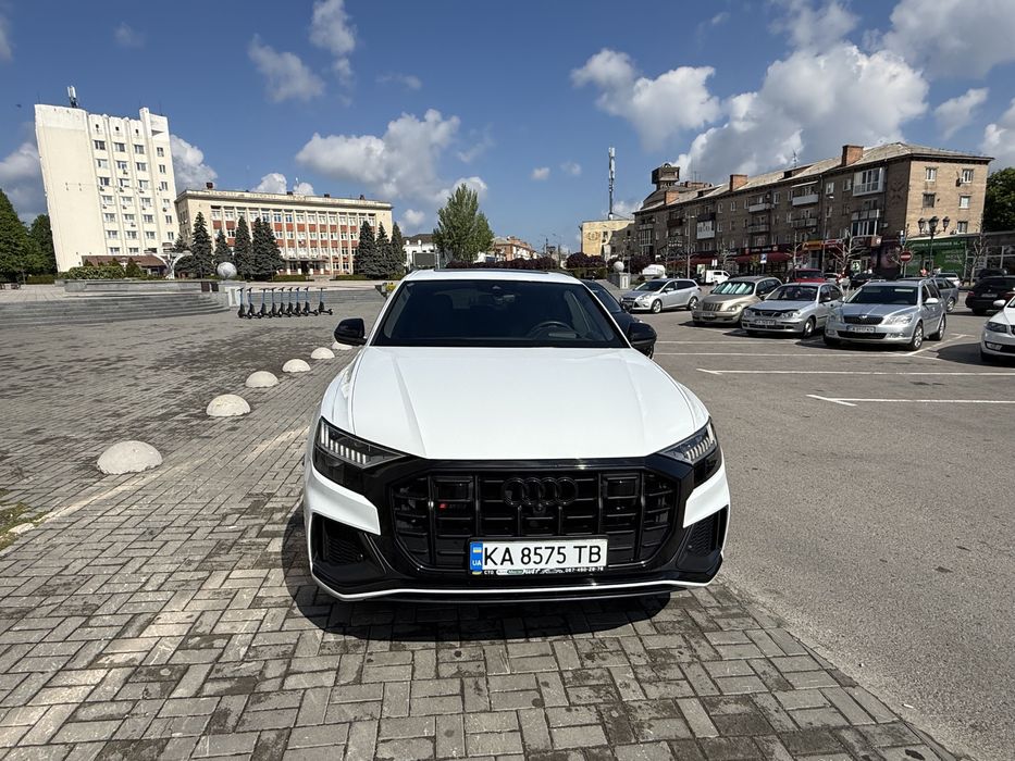 Біла Audi SQ8 2021