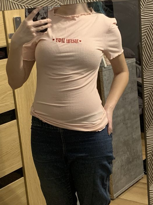 Różowy przylegający tshirt z napisem coquette kawaii