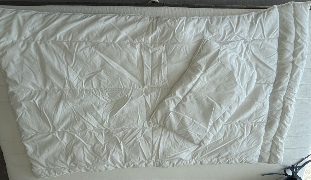 Sobrecolchão, resguardo, edredon e almofada para cama de bebé
