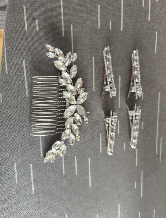 Srebrne spinki i grzebień do włosów