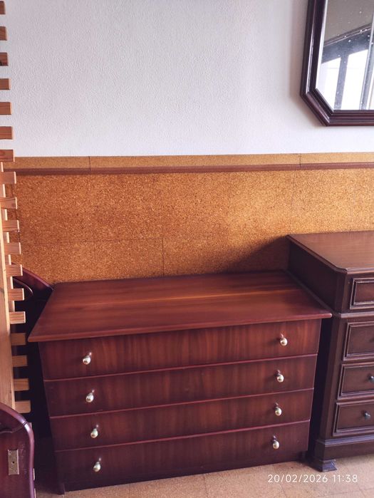 Quarto de casal completo – cama com estrado + 2 mesas + cómoda – 180€