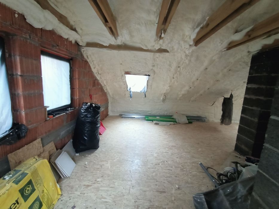 Ocieplenia poddasza pianą PUR izolacje celulozą wełną , izolacje dachu