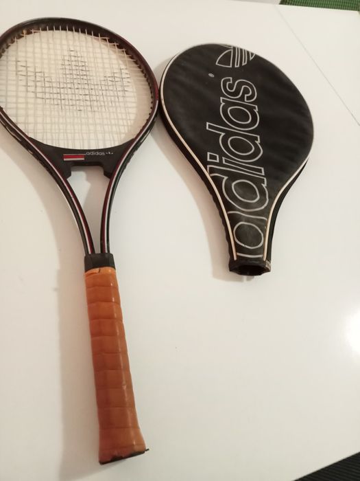 Raquete adidas com o cabo em pele.