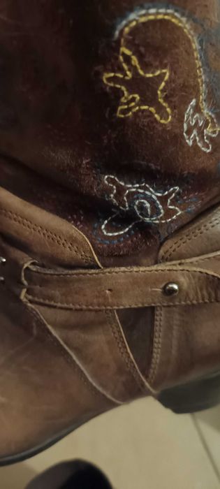Botas de pele com bordados