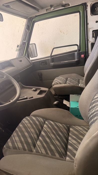 Mercedes MB 100 com pintura nova