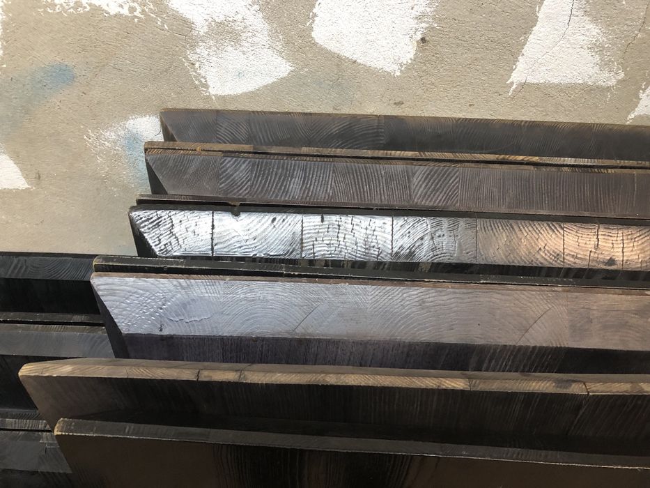 Стільниці з натуральної деревини в непоганому стані