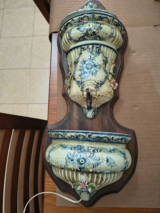 Fonte Decorativa de Parede em Cerâmica Trabalhada com Iluminação
