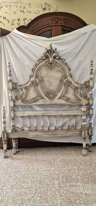 Cama antiga restaurada