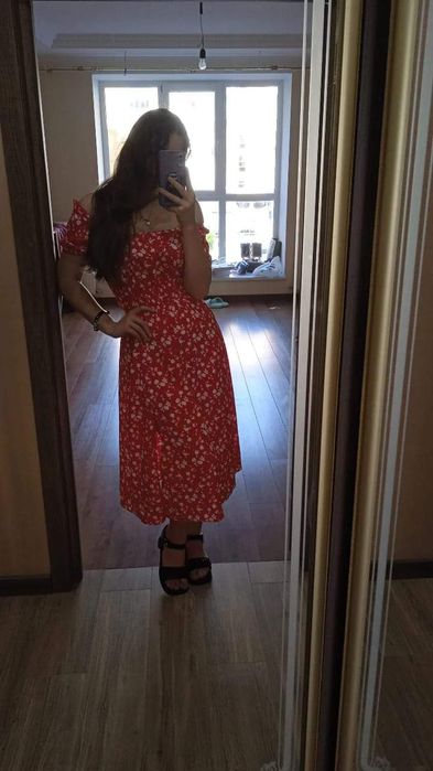 Червона сукня з принтом