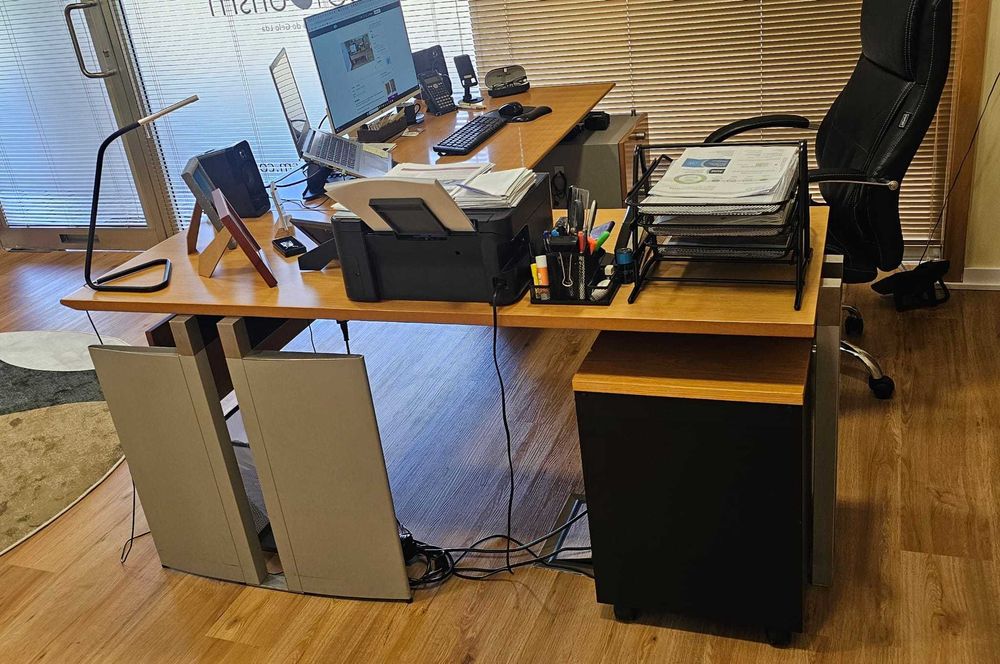 Vendo Secretária em faia. - formato L 140x80 cm + 140x60 cm + Bloco de gavetas. Tudo 30 €