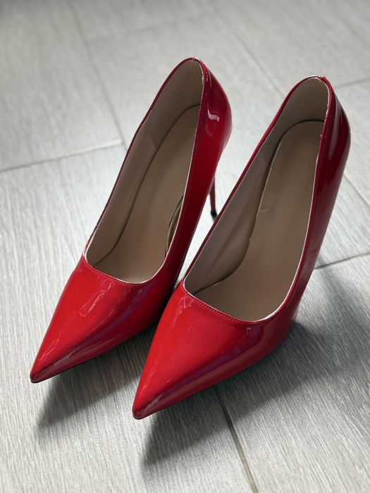 Червоні лакові туфлі на підборах. Устілка - 27 см. Підбор - 10 см.
