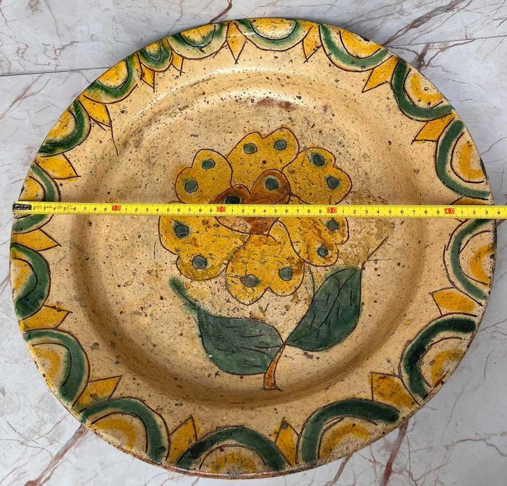 GRANDE PRATÃO ANTIGO EM BARRO  - ALGUMAS MARCAS DO TEMPO - DIÂMETRO - 44 CM
