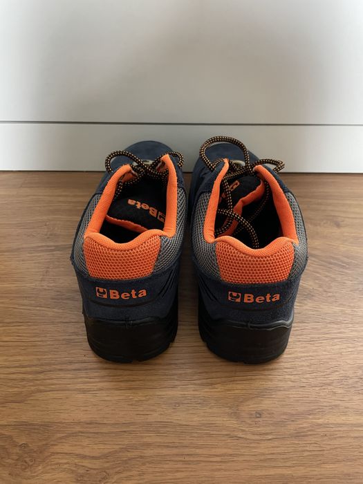 Nowe zamszowe buty robocze