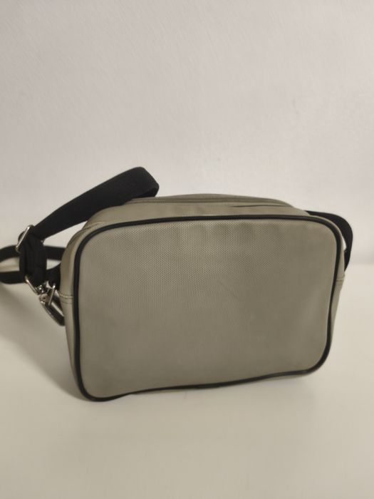 Bolsa Lacoste tom cinza
