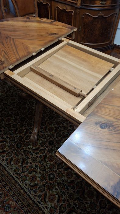 Mesa e cadeiras de sala de jantar em madeira