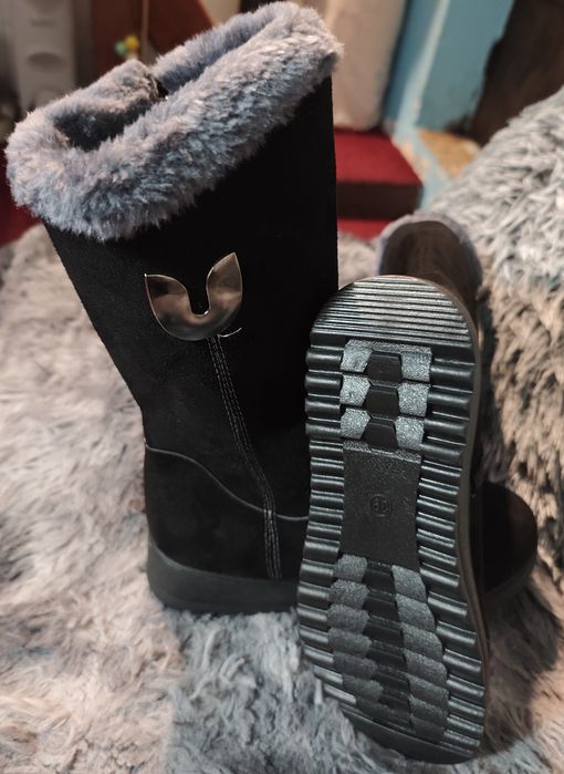 Vendo estas botas e chinelos de inverno