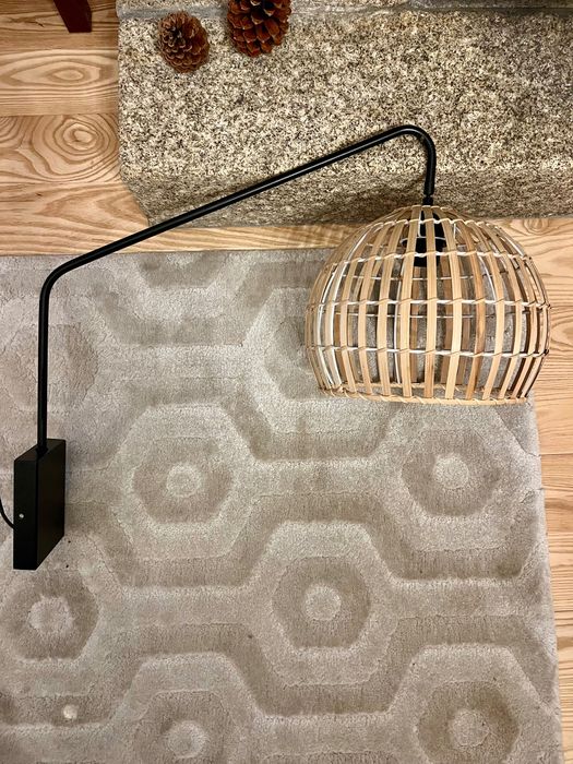 Aplique parede em metal e bambu