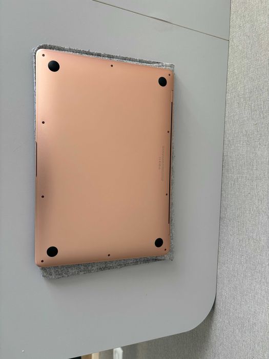 MacBook air m1 8gb, ідеальний стан, 100% батареї. +чохол у подарунок.