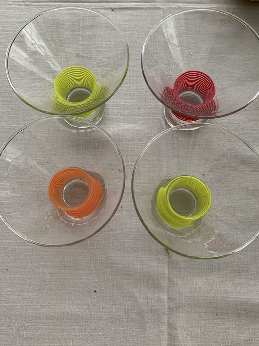 Келихи з прозорого скала виробництва Франціі