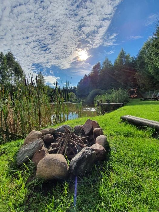 Domki letniskowe  nad stawem   w województwie Warmińsko-Mazurskim