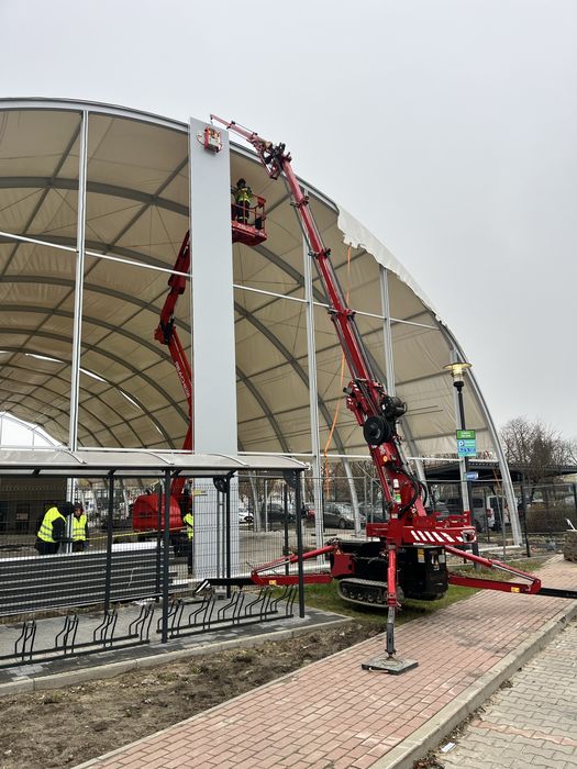 Mini żuraw dźwig z operatorem montaż płyty warstwowej szklenie pająk