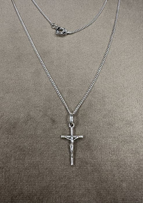 Fio com cruz com Cristo em prata