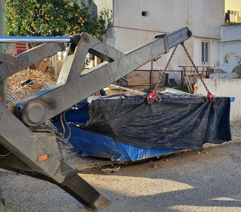 Recolha de lixo, monos e todo o tipo de resíduos de obras misturados