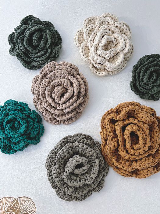 Vendo Flores em crochet, lindos apontamentos de decoração.