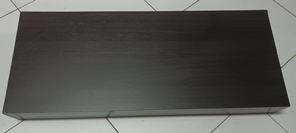 2 Prateleiras IKEA wengue e uma branca