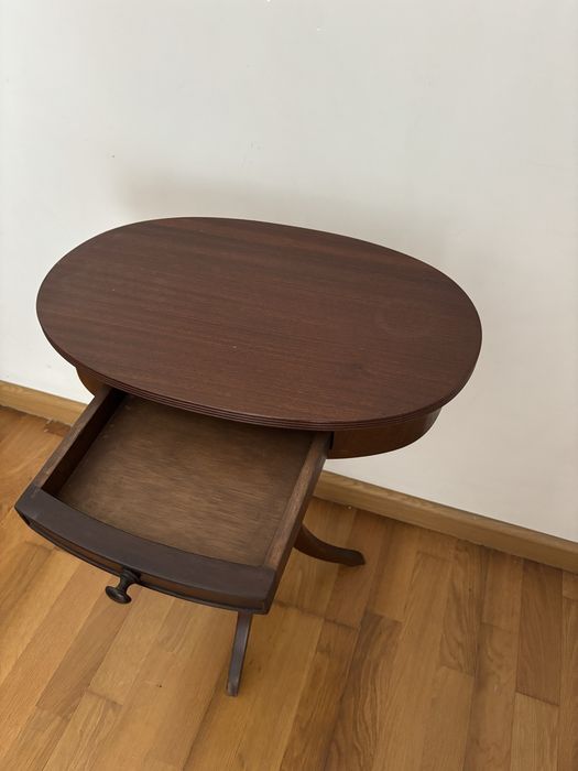 Mesa de apoio redonda em madeira com gaveta – estilo clássico