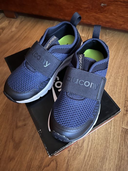 Продам кросівки.Saucony.Розмір 32 Темно синього кольору.