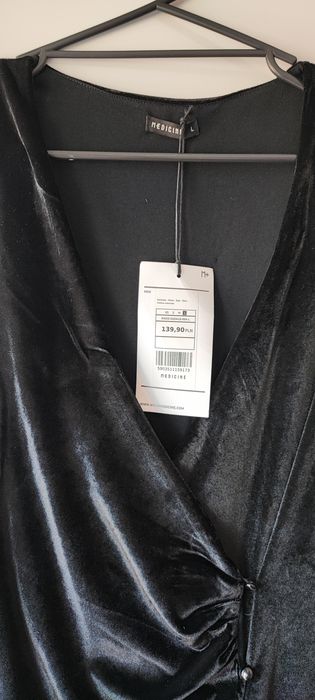 Czarna sukienka welurowa