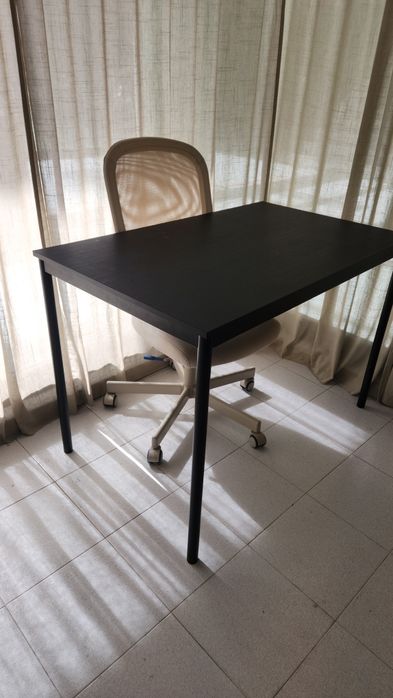 Mesa e cadeira com rodinhas