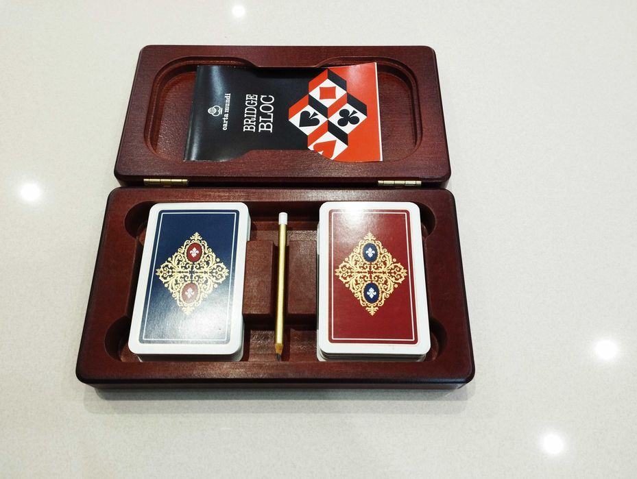Jogo de cartas em caixa de madeira