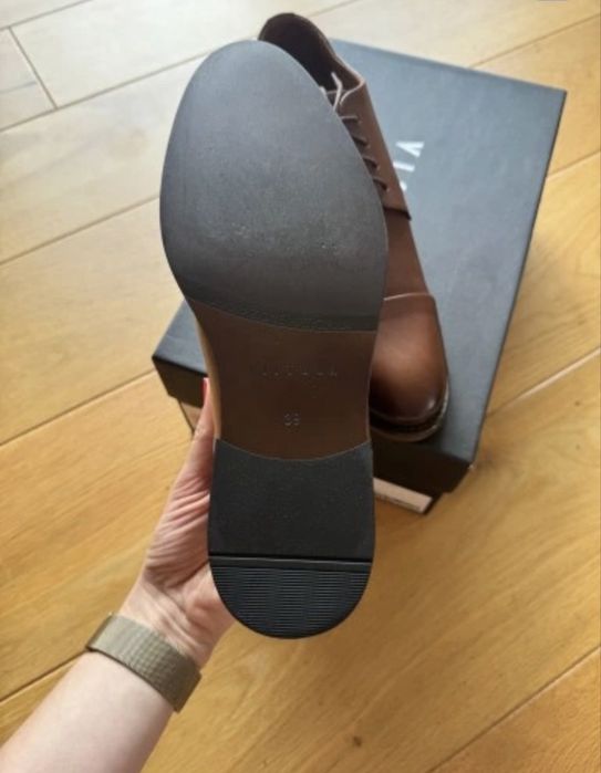 Eleganckie skórzane buty typu derby r. 39 Vistula Nowe