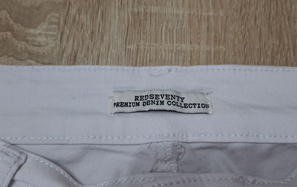 Krótkie spodnie białe z koronką