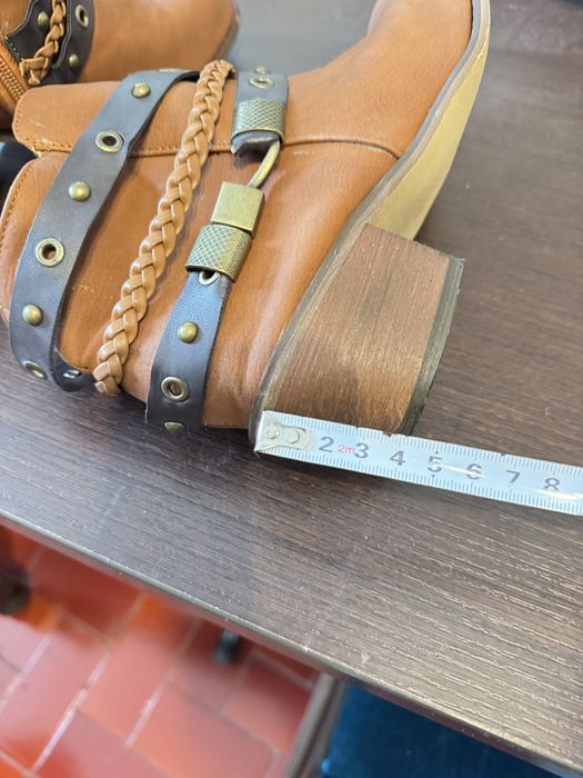 Botas castanhas salto alto 4 cm número 39