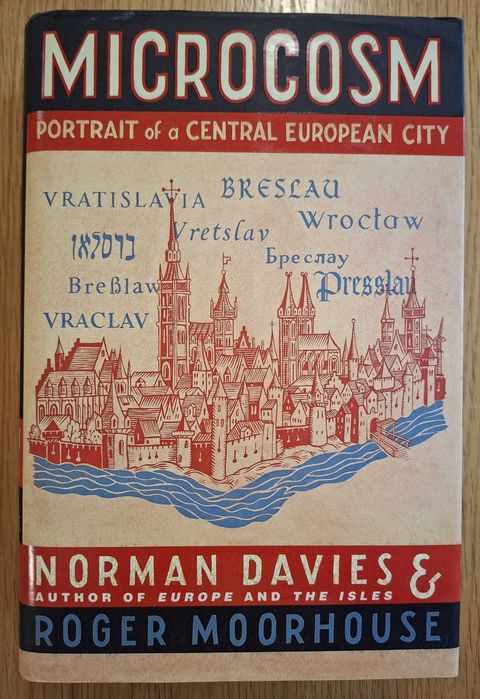 Microcosm: A Portrait of a Central European City - Moorhouse, Davies