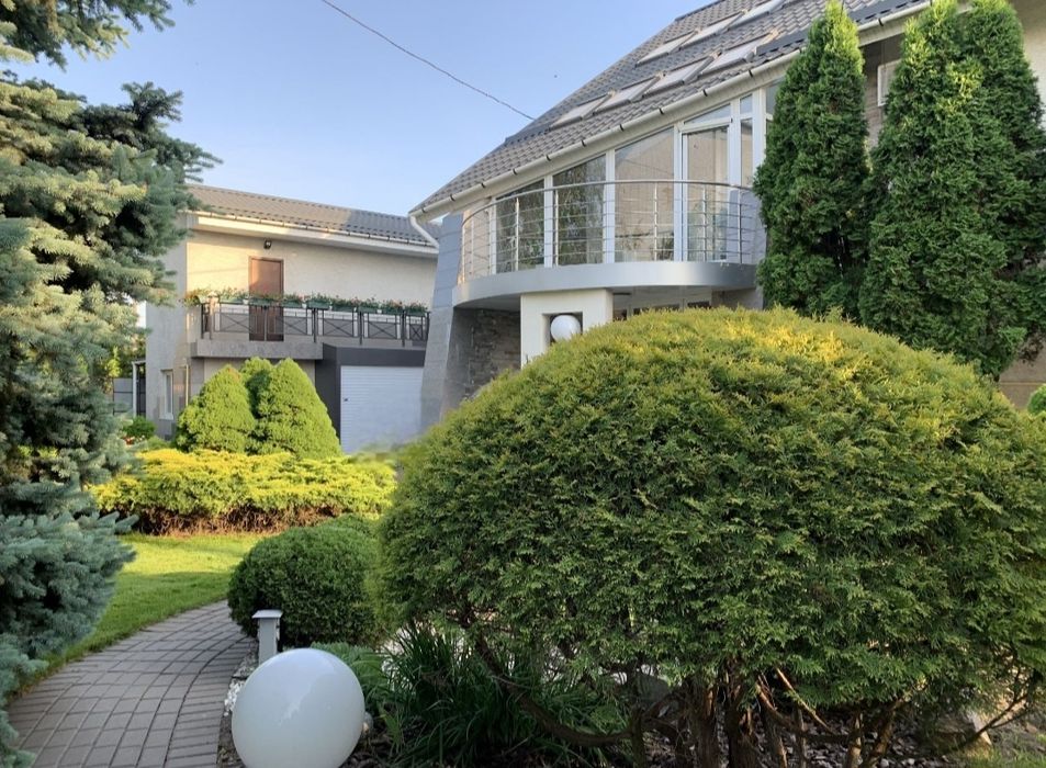 Продам 3-х поверховий  стильний будинок