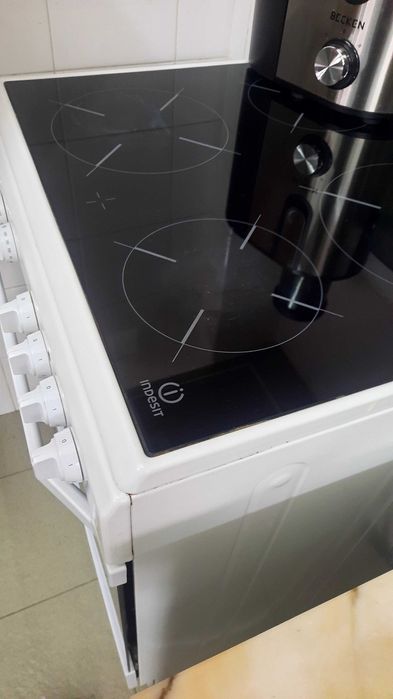 Placa eléctrica e forno, em monobloco.