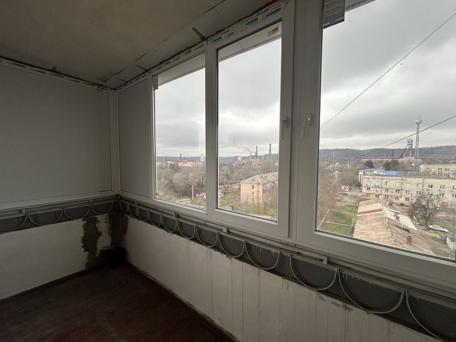 КРЕС вулНарвська  Продаж 3кім.квартири з величезною лоджією, новими вікнами, три окремі кімнати. Поміняю на однокімнатну квартиру без комісіі