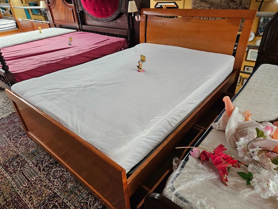 Cama em madeira maciça, com 4 gavetas, estrado e colchão