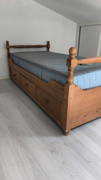 Mobília de quarto em madeira maciça e com ótima arrumação